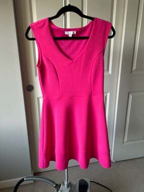 Socialite Hot Pink Textured V-Neck Sleeveless Skater Dress Size M